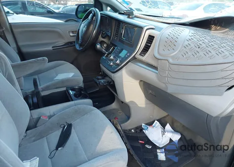 2015 Toyota Sienna Le 8 Passenger z USA, uszkodzony, nr VIN 5TDKK3DC2FS577062